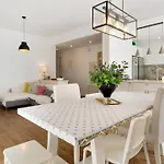 Getaway W/ Big Balcony By Lovelystay *