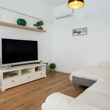 Getaway W/ Big Balcony By Lovelystay