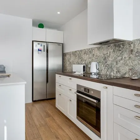 Getaway W/ Big Balcony By Lovelystay