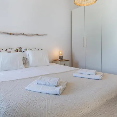 Apartment Getaway W/ Big Balcony By Lovelystay